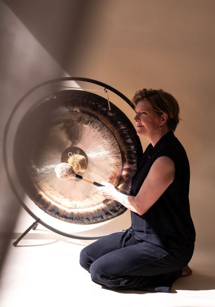 'Margot van Brakel – gongtherapeut en sound artist in Nederland