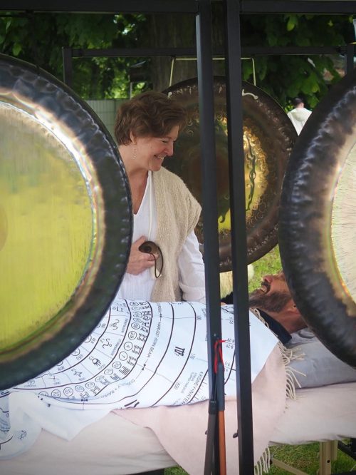 'Margot van Brakel – gongtherapeut en sound artist in Nederland